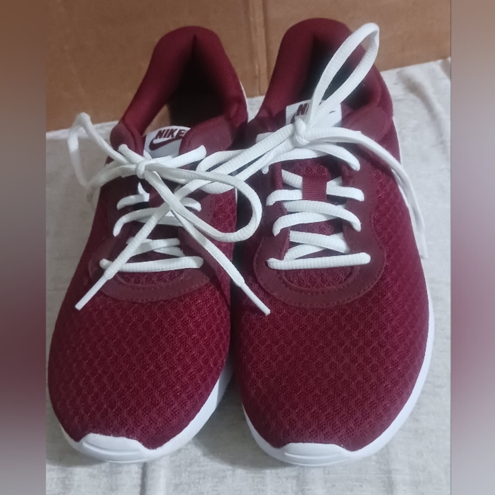 Women's Nike Tanjun Size 7 (Maroon/Burgundy/Deep Red & White)